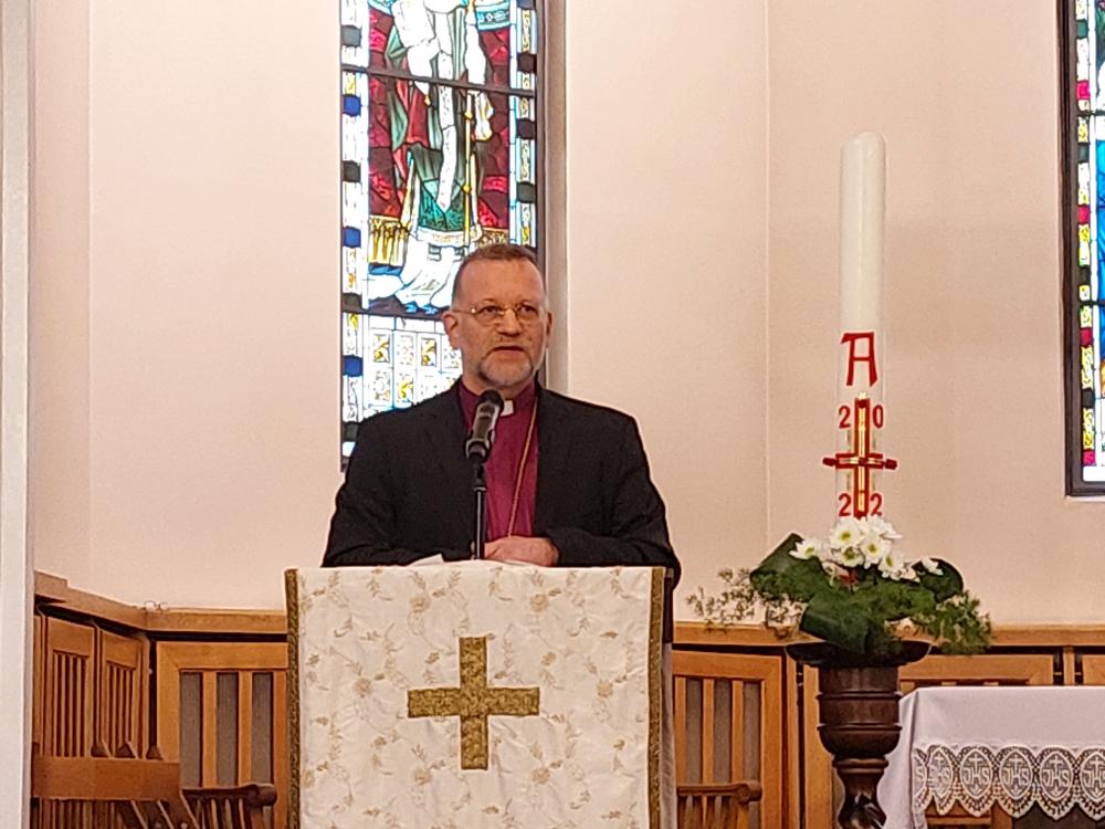 Piispa Jari Jolkkonen puhuu Pyhän Henrikin katedraalissa.