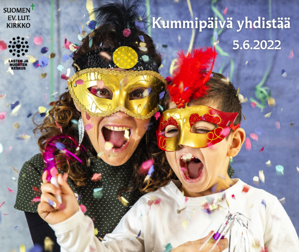 Nainen ja tyttö nauravina karnevaaliasuissa. Teksti: Kummipäivä yhdistää 5.6.2022.