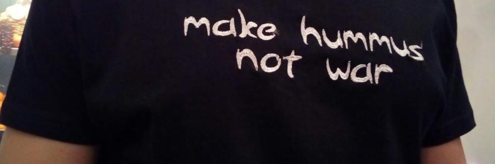 mustassa t-paidassa teksti. Make hummus not war.