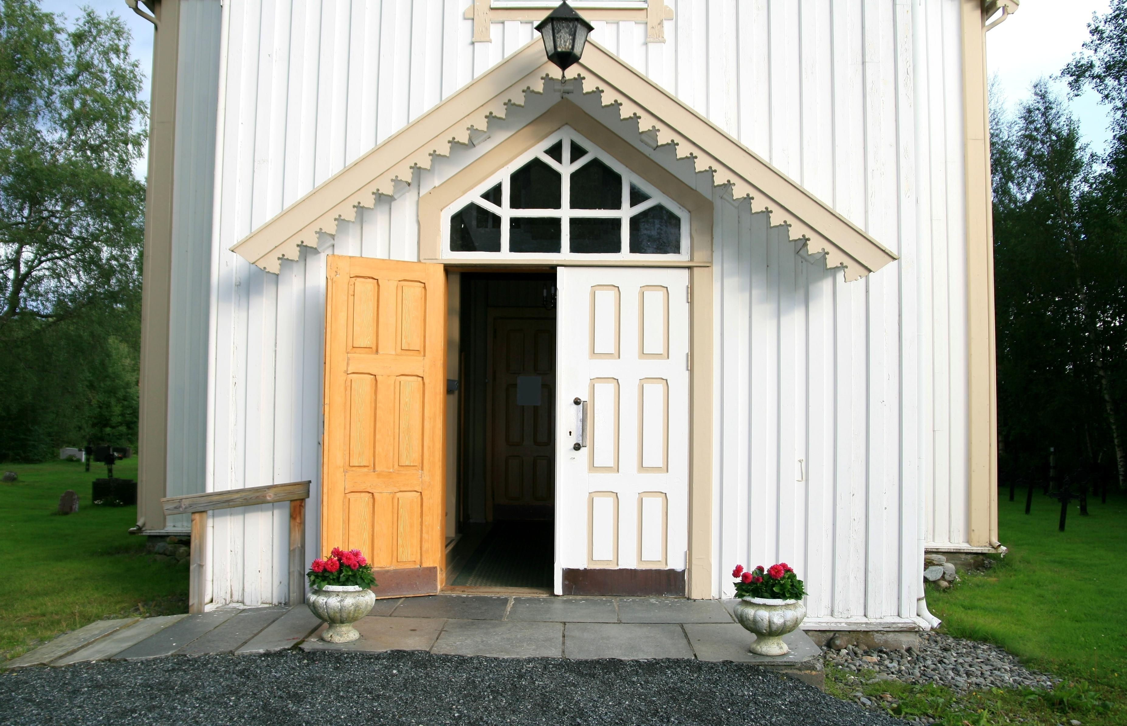 Kuvassa avoimet kirkon ovet