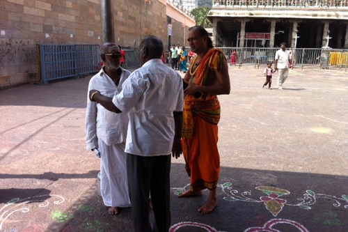 Personer i Indien som diskuterar med varandra på en gata.