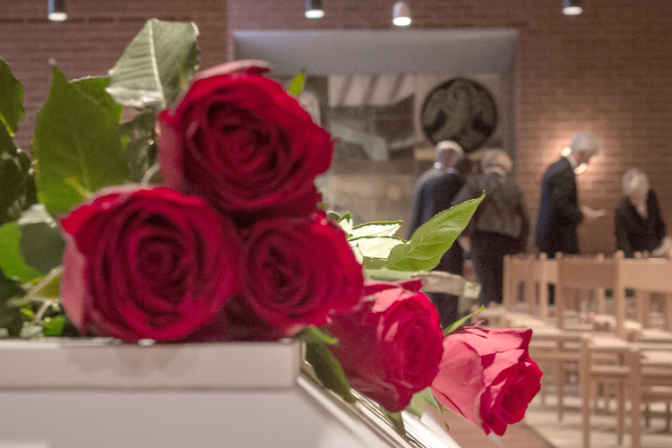 Blommor på kistan i ett gravkapell