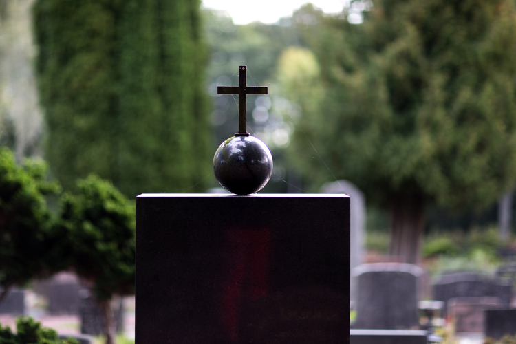 En gravsten med ett kors som dekoration.