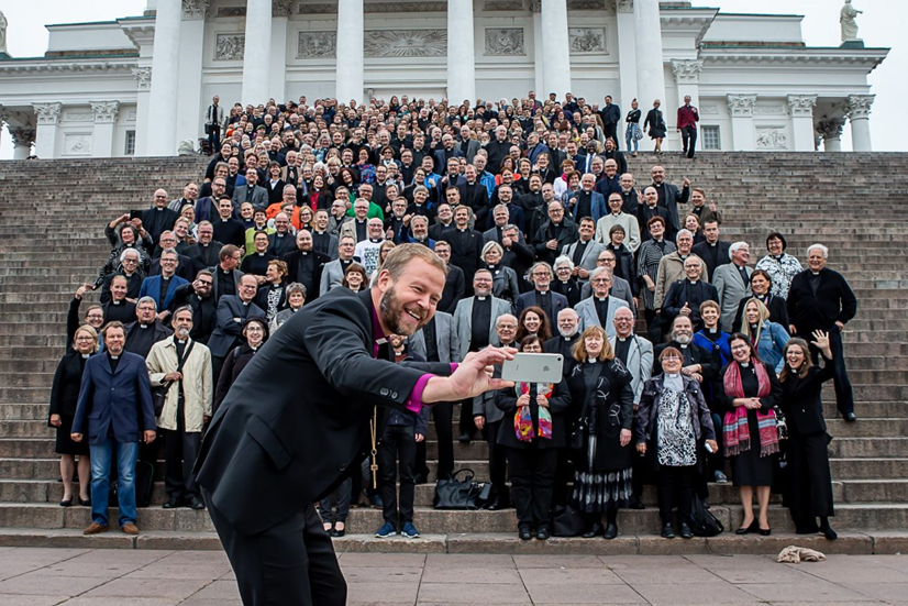 Gruppbild av präster utanför Helsingfors domkyrka i samband med synodalmötet 2016