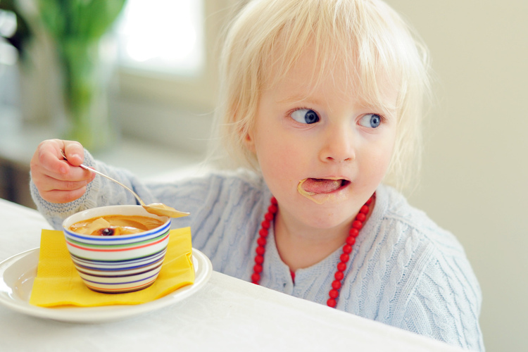 Barn som äter påskmåltid