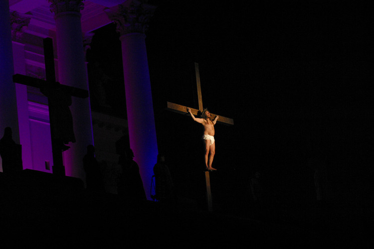 Jesus hänger på korset.