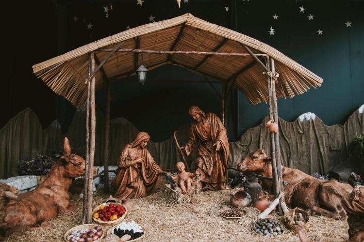 Julkrubba gjord av trä, Maria, Josef, Jesusbarnet och djur.