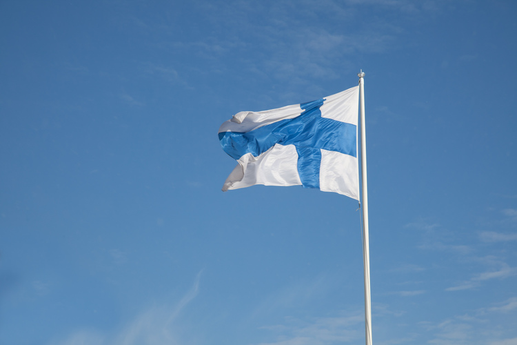 Finlands flagga vajar i vinden.