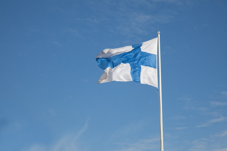 Finlands flagga vajar i vinden