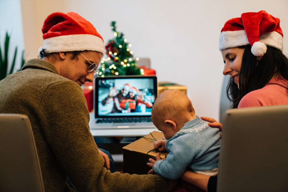 Familj firar jul med ett par via dator