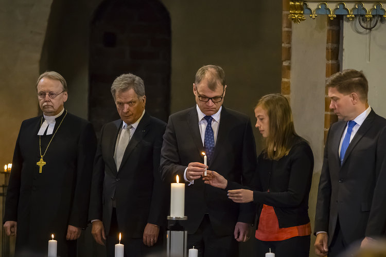 Arkkipiispa Mäkinen, presidentti Niinistö, pääministeri Sipilä, Li Andersson ja Thomas Blomqvist sytyttämässä