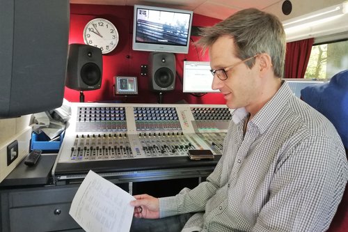 Ylen äänisuunnittelija Antti Pohjola valmistautuu jumalanpalveluksen radiointiin.