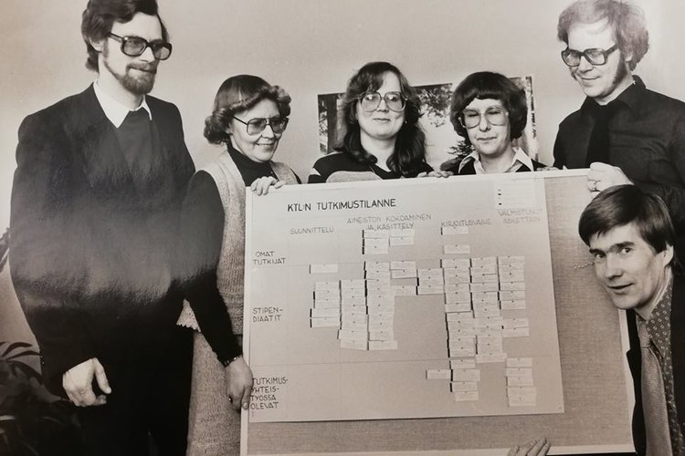 Kirkon tutkimuslaitoksen työntekijät Heikki Mäkeläisen johdolla esittelemässä “KTL:n tutkimustilannetta” vuonna 1978.