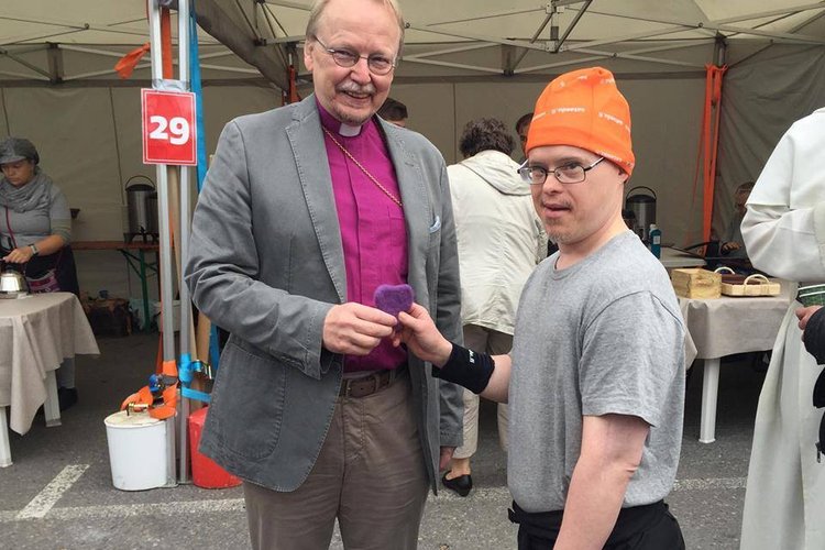 Arkkipiispa Kari Mäkinen ja nuori kehitysvammainen poika Ystävyyden kahvilassa Porin SuomiAreenassa.