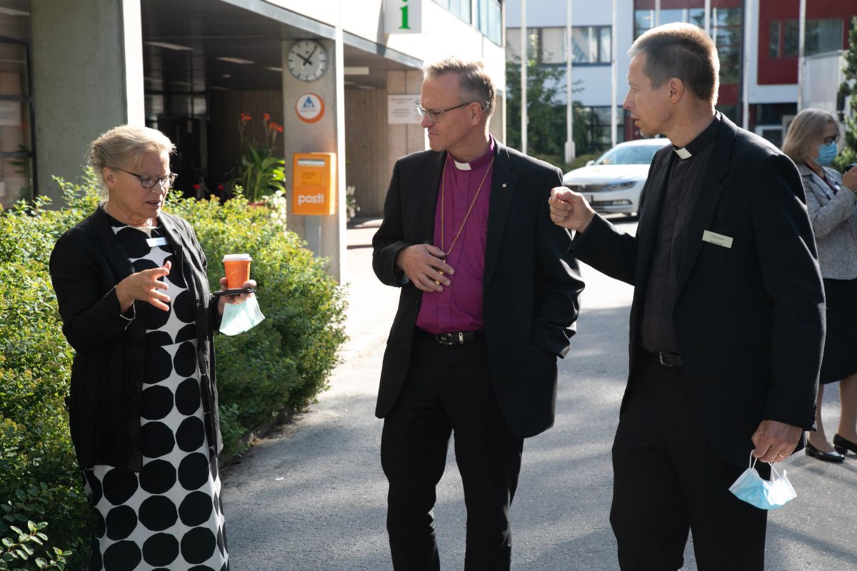 Kyrkomötets viceordförande Seija Kuikka, ärkebiskop Tapio Luoma och ombudet Ville Auvinen. Bild: Kyrkans bildbank/Aarne Ormio