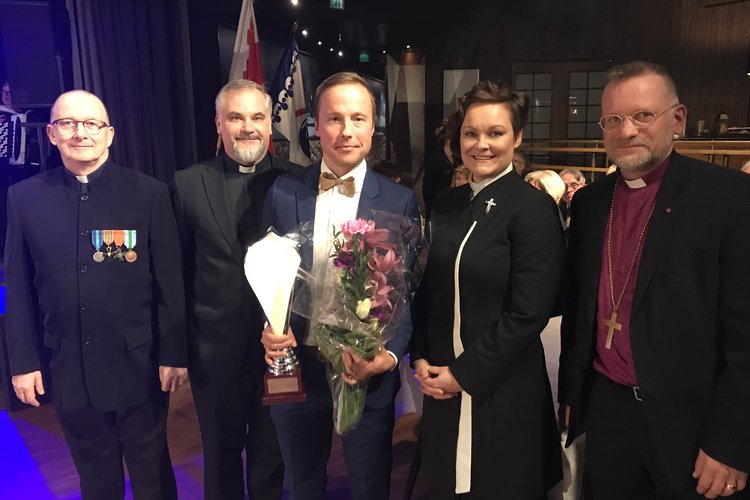 Palkinnonjakotilaisuus. Kuvassa mm piispa Jolkkonen ja Jipon edustaja.