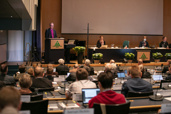 Ihmisiä kirkolliskokoussalissa Turun kristillisellä opistolla.