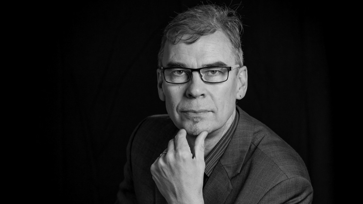 Svartvit profilbild av Jan Edström.