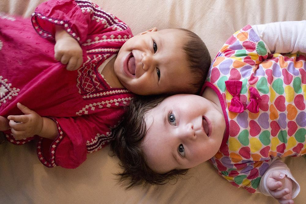 Kaksi hymyilevää vauvaa. Kuva: Sally Wynn, Pixabay