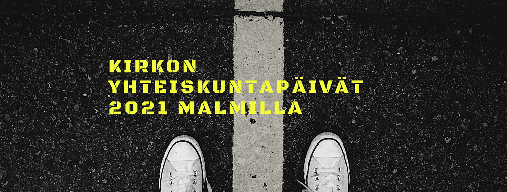 Kirkon yhteiskuntapäivät 2021 Malmilla. Halkeillut asfaltti, jota keltainen kaistaviiva halkoo. Valkoiset, mutta kuluneet tennarit molemmin puolin keltaista viivaa.