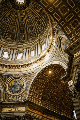 Kuva kirkon sisältä Roomasta