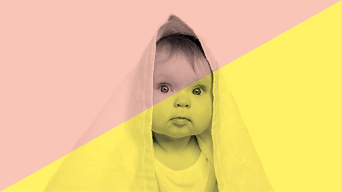 En baby sitter med handduk över huvudet