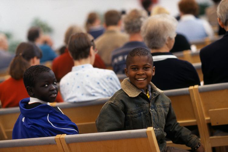 Två pojkar i kyrkbänken