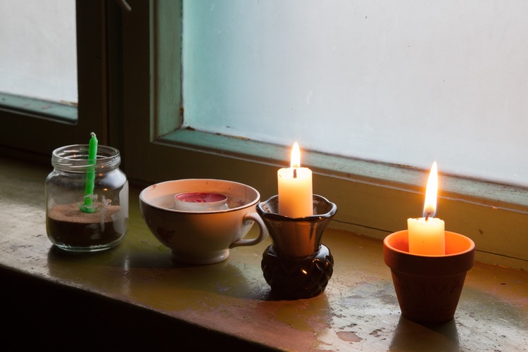 Kaksi adventtikynttilää neljästä on sytytetty.
