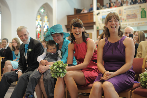 Bröllopsgäster i kyrkan.