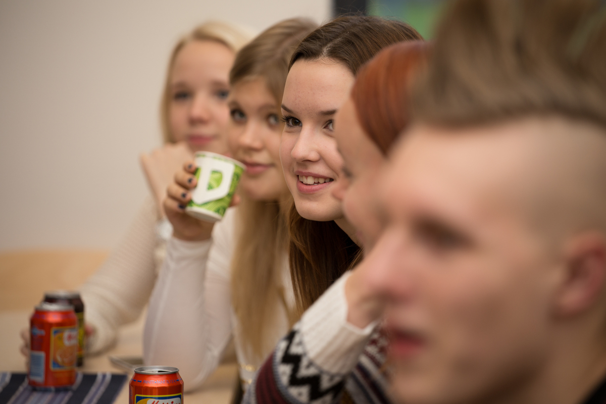 Osallistu-osion pääkuvassa nuoret istuvat rivissä.