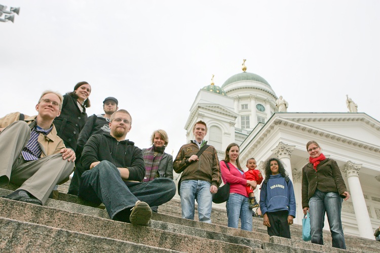 Ihmisiä istuu ja seisoo Helsingin tuomiokirkon rappusilla.