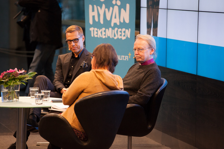 Pääministeri Alexander Stubb ja arkkipiispa Kari Mäkinen keskustelevat paneelikeskustelussa vuonna 2014.