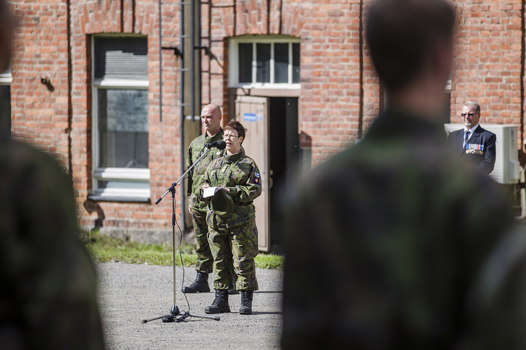 Puolustusvoimien edustaja pitää puhetta ulkoilmatilaisuudessa.