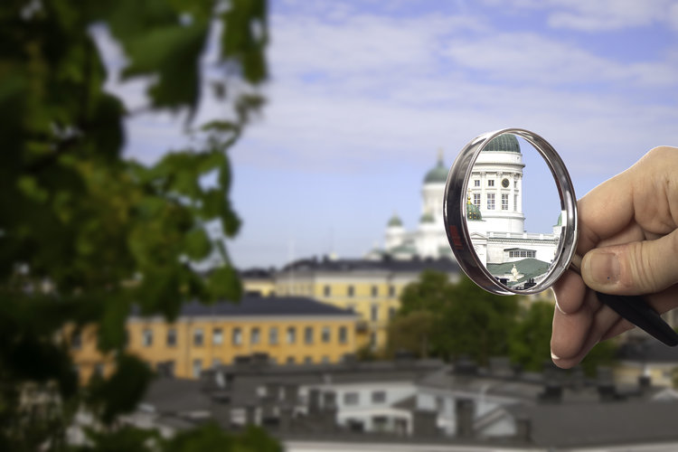 Helsingfors domkyrka ses genom ett förstoringsglas