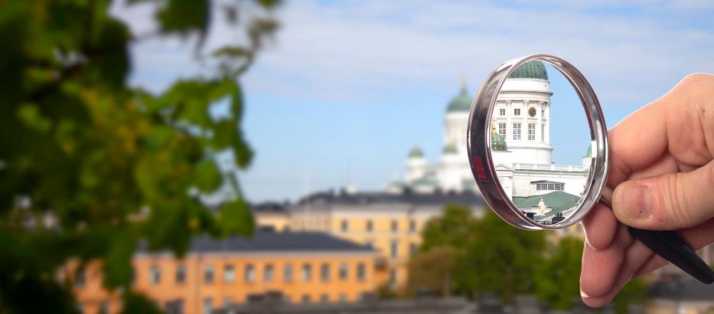 Helsingfors domkyrka ses genom ett förstoringsglas.