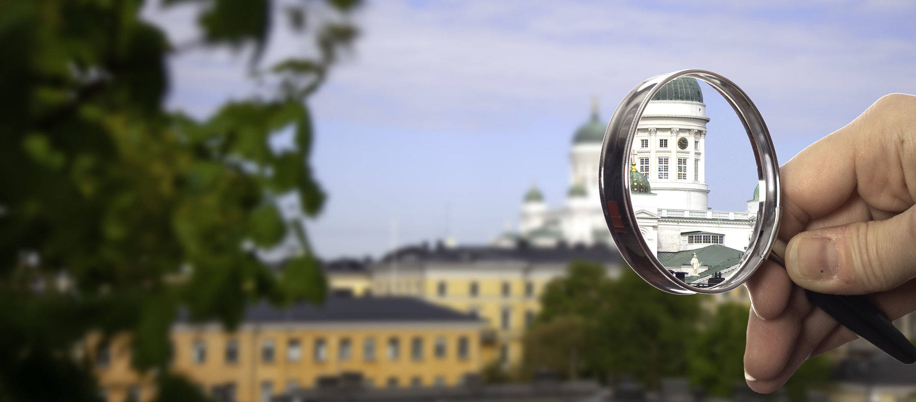 Suurennuslasilla katsotaan Helsingin tuomiokirkkoa.