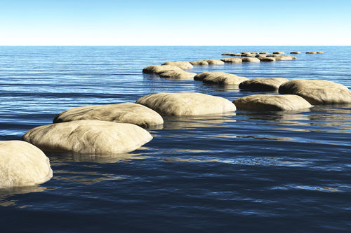 Kivijono kiemurtelee meressä.