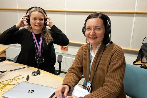 Horisontti-ohjelman toimittajat Hilkka Nevala ja Anna Patronen Yleisradion äänitysstudiossa.
