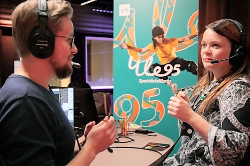 Horisontti-ohjelman toimittajat Mikko Kurenlahti ja Hilkka Nevala Yleisradion äänitysstudiossa. Kuva: Aarne Ormio