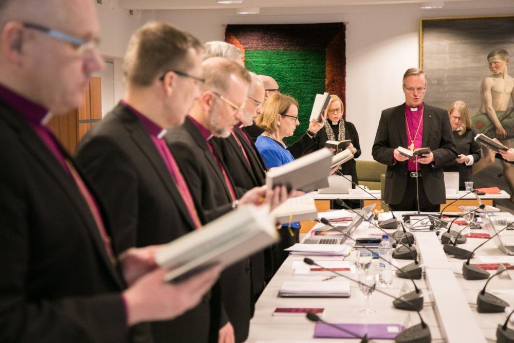 Piispainkokous. Piispoja laulamassa. Etualalla piispa Åstrand, piispa Keskitalo ja piispa Jolkkonen.