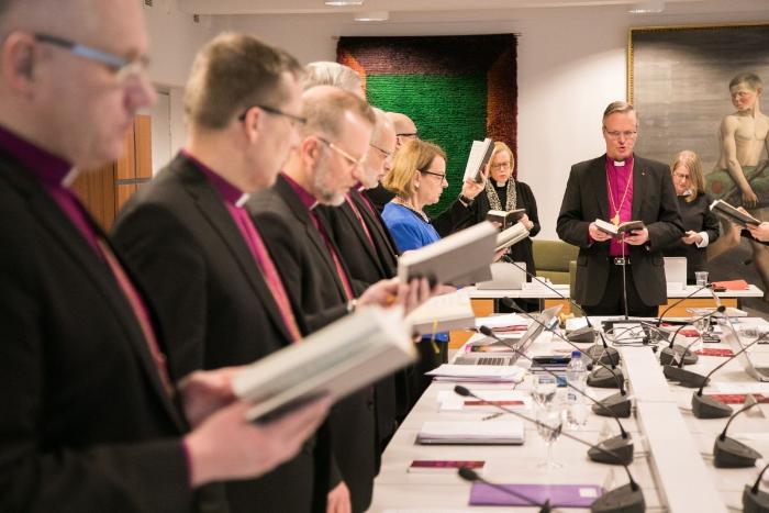 Biskopsmötet. Biskoparna sjunger. I förgrunden biskop Åstrand, biskop Keskitalo och biskop Jolkkonen.