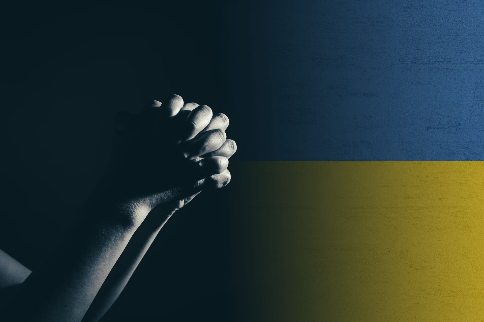 Rukoilevat kädet, tausta värit sininen ja keltainen, jotka ovat Ukrainan lipun värit 