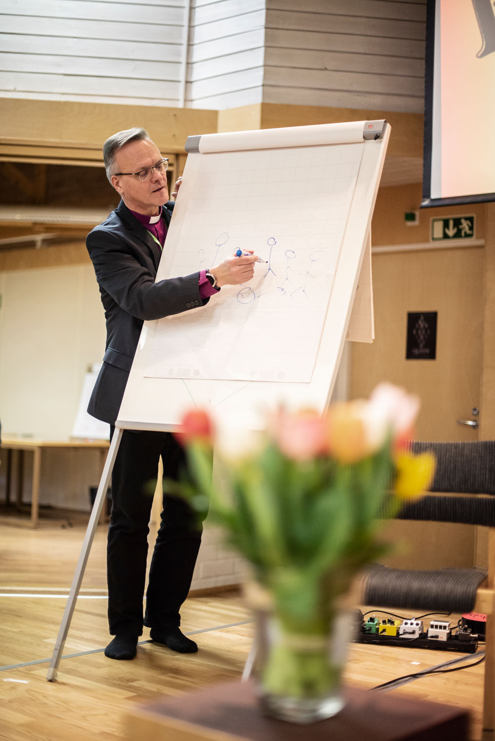 Öppna bilden i större format Ärkebiskop Tapio i Pictionary.