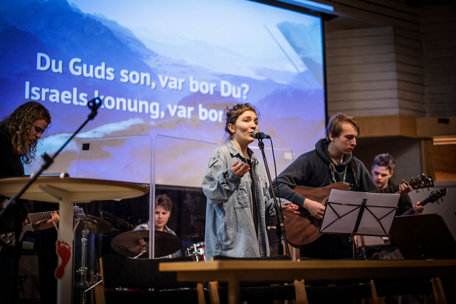 Öppna bilden i större format Kompbandet spelar årets temasång.