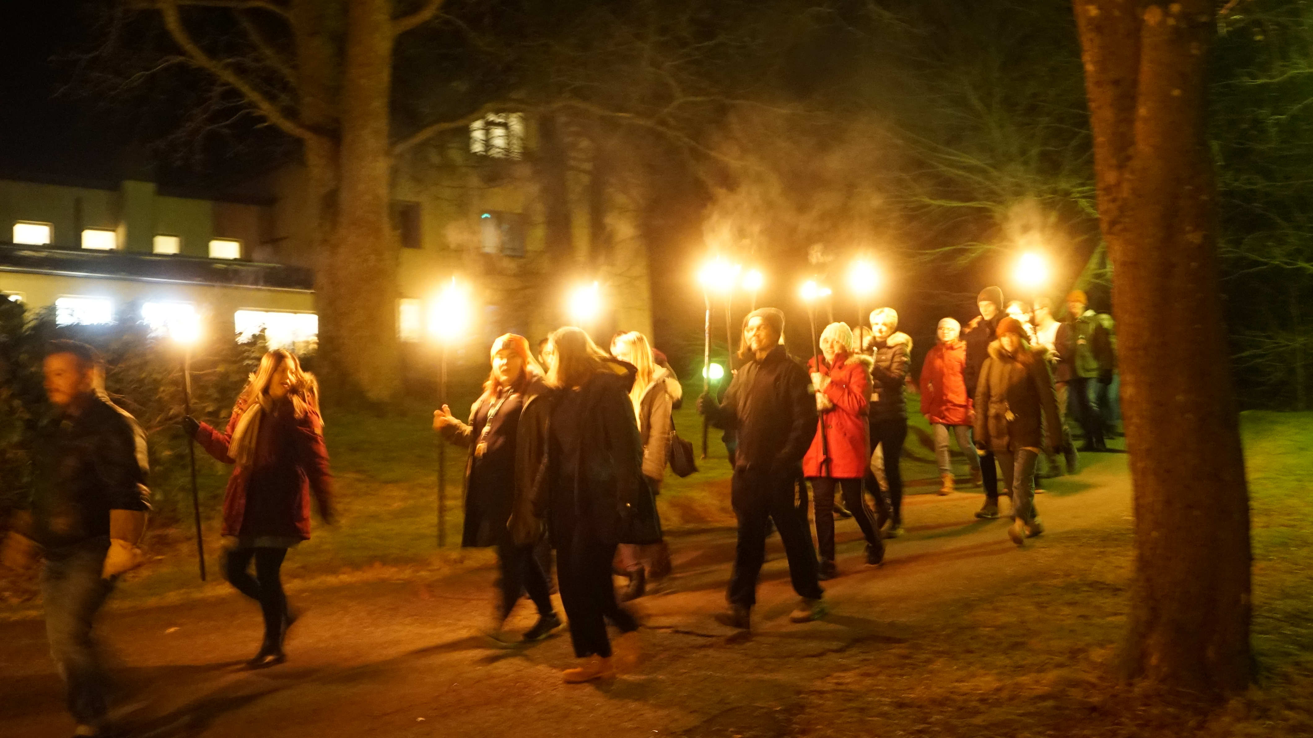 Öppna bilden i större format Fackeltåg till kyrkan.