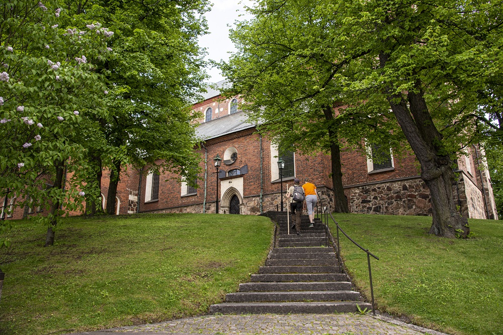 Åbo domkyrka, sommaren,två vandrare går till kyrka. 