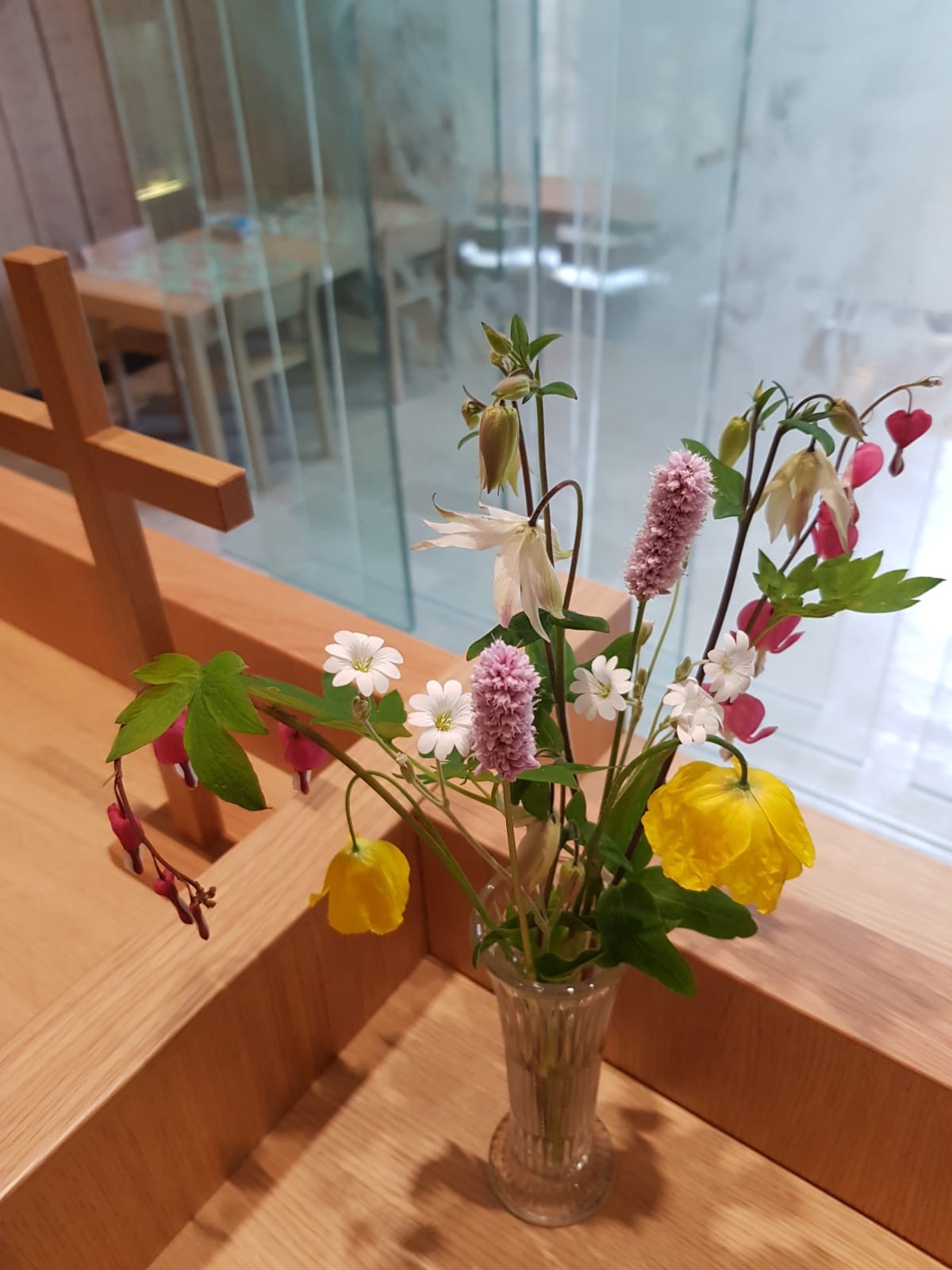 Nya Barnsjukhusets kapell - blommor på altaret.