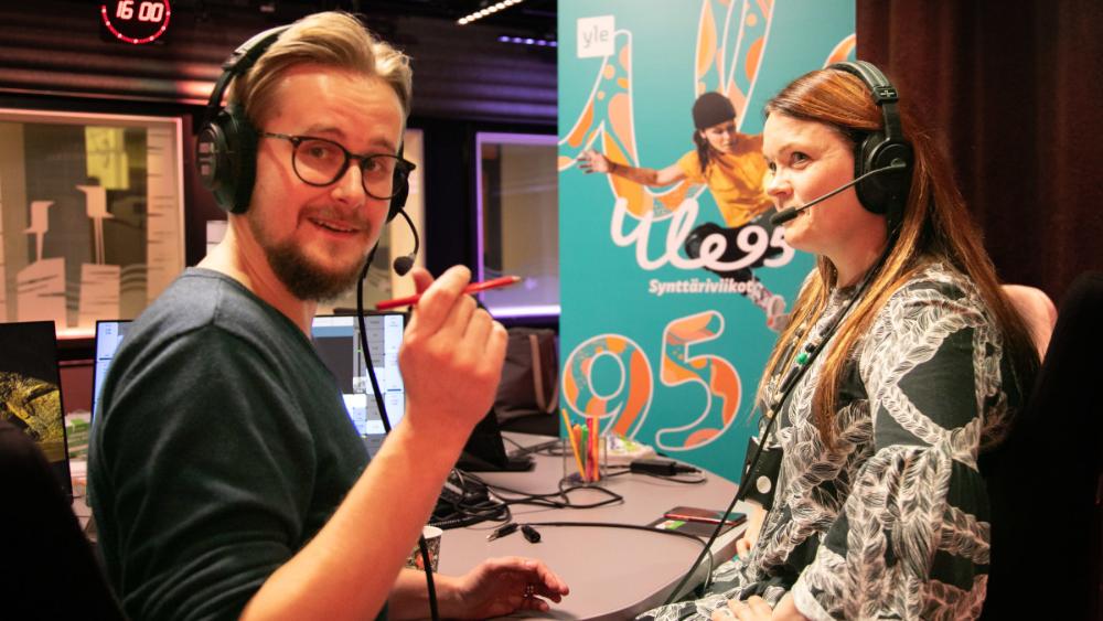 Toimittajat Mikko Kurenlahti ja Hilkka Nevala studiossa.