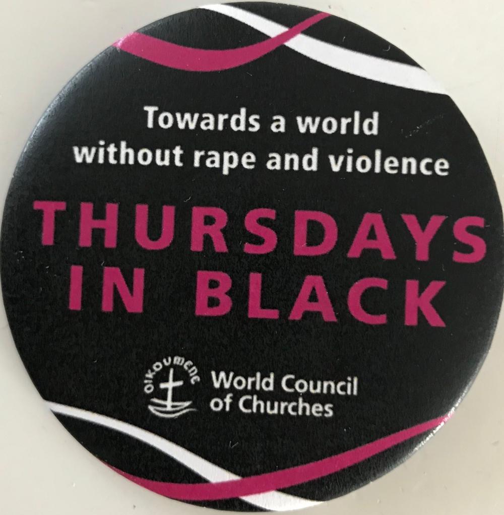 Rintamerkki, jossa teksti: Towards a world without rape and violence. Thursdays in Black. World Council of Churches.