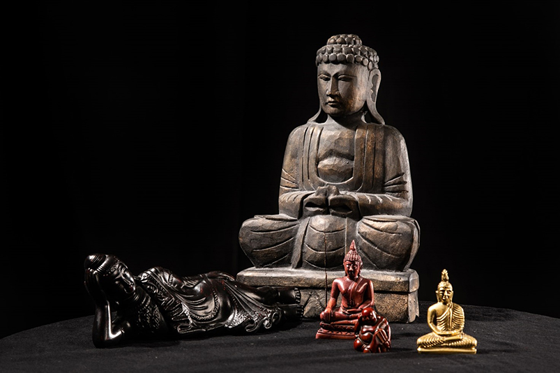 Buddhalaisia esineitä pöydällä.